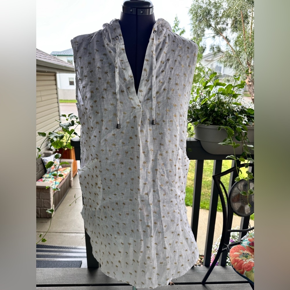 Nwot Forcynthia beachwear coverup in white linen with gold metallic palm trees